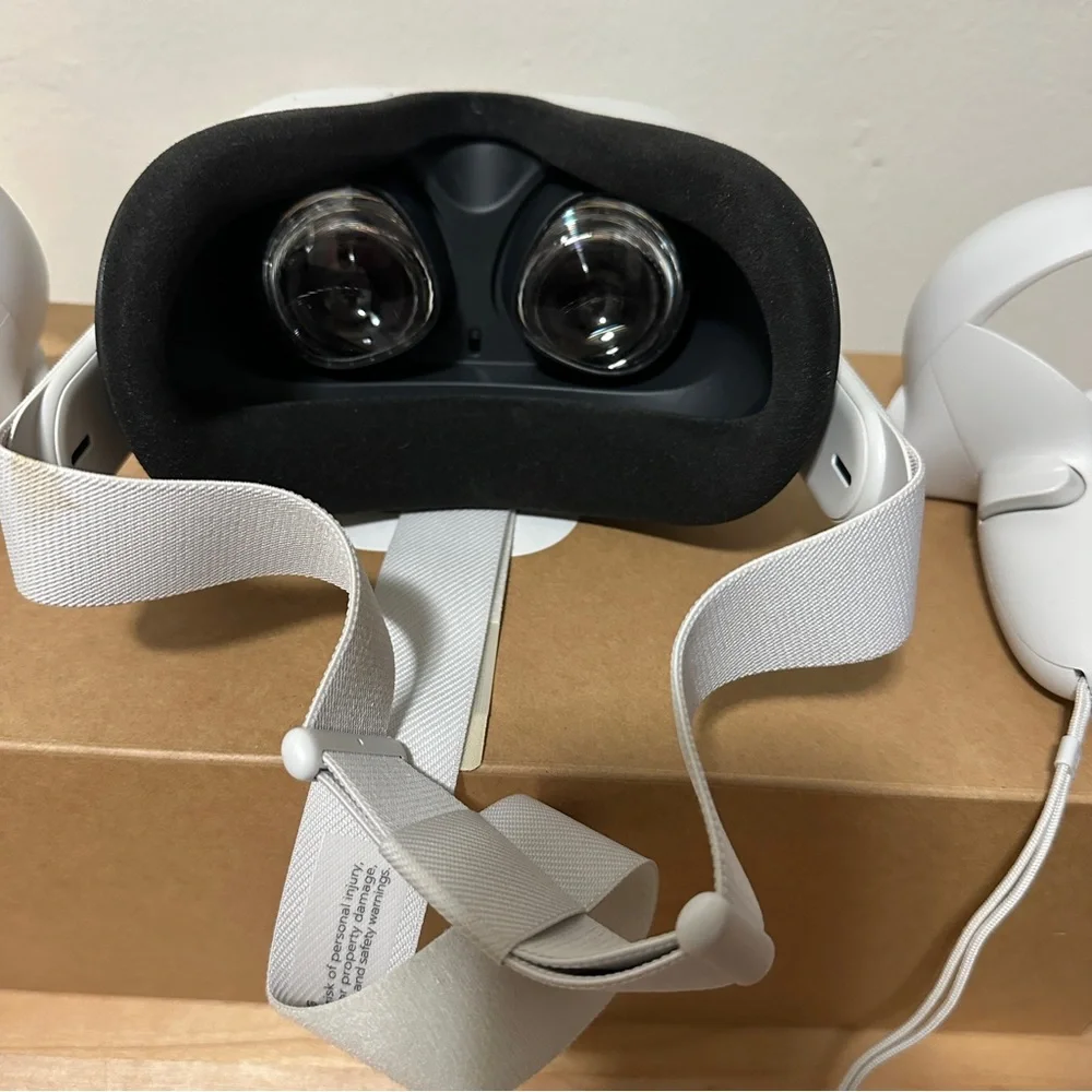 Meta Quest 2 128GB VR Headset White, Excellent Condition No charger Included